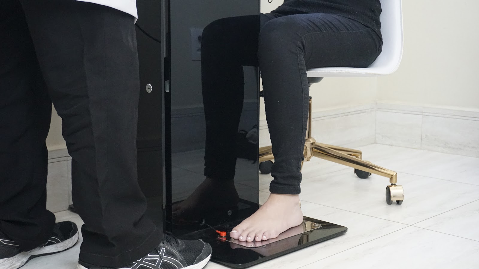 Profissional acompanhando uma avaliação corporal na clínica.