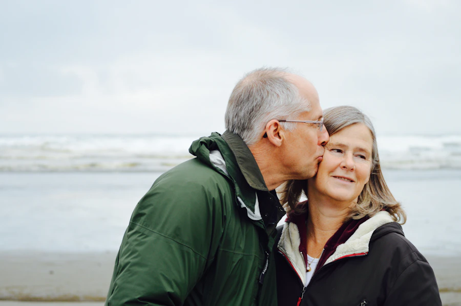 Casal de pessoas mais velhas junto ao mar.